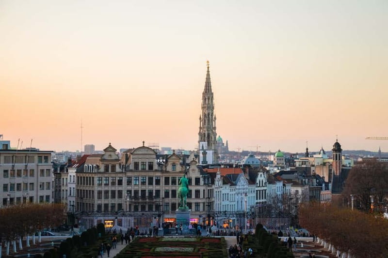 Brussels Highlights: Walking & Bus Tour with Waffle Tasting - Saint-Hubert Royal Galleries and the waffle break