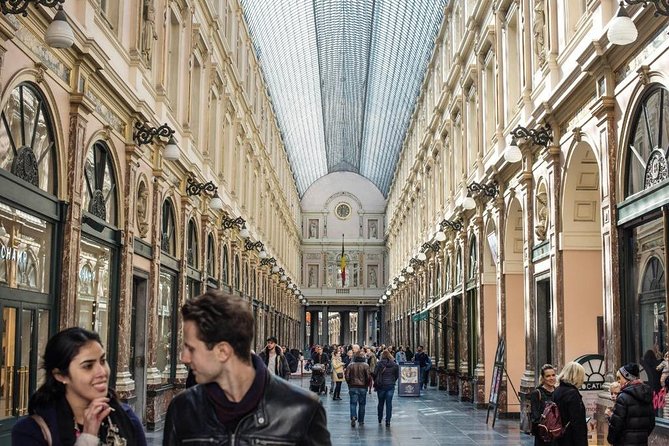 Brussels: Historical Walking Tour with Chocolate & Waffle Tasting - Three short stops with plenty of character
