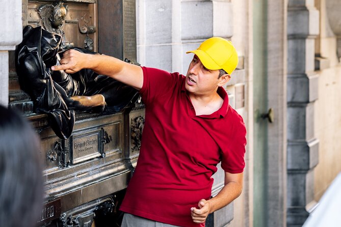 Brussels: Historical Walking Tour with Chocolate & Waffle Tasting - Brussels Park and Belgian humor