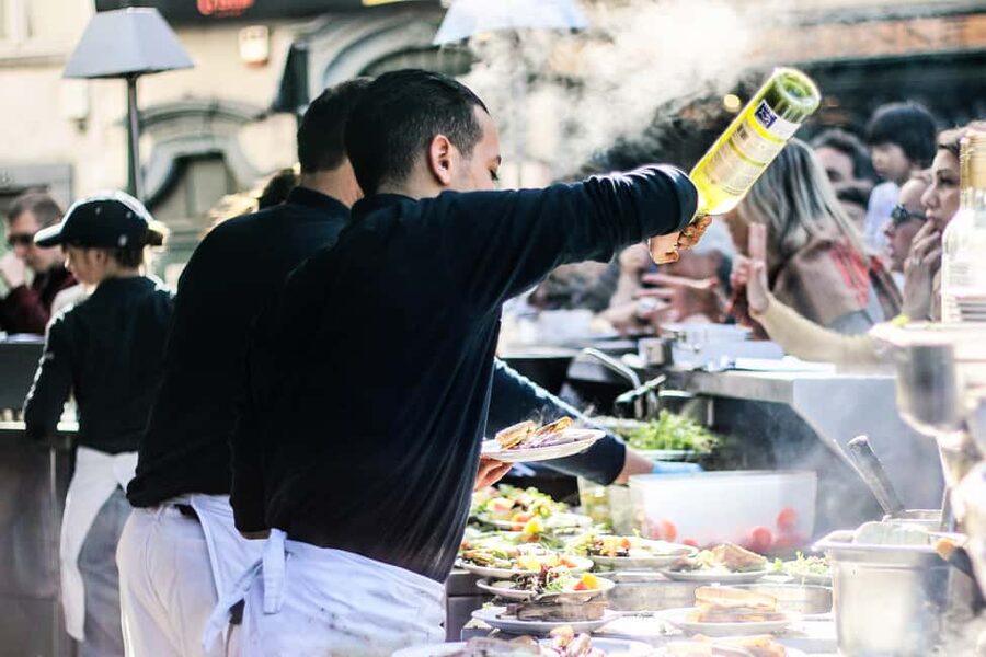 Brussels: Walking Food Tour with Chocolate, Beer, & Waffles - Old lanes, the Bourse, and Manneken Pis