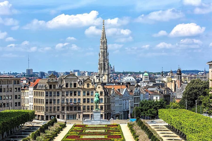 Brussels: Walking Food Tour with Chocolate, Beer, & Waffles - Belgian beer in one of Brussels’ old taverns