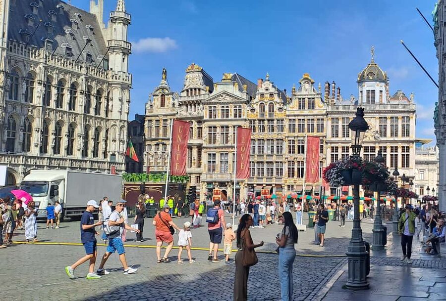 Brussels: Walking Food Tour with Chocolate, Beer, & Waffles - Royal Galleries, a 1695 bar, and Jeanneke Pis