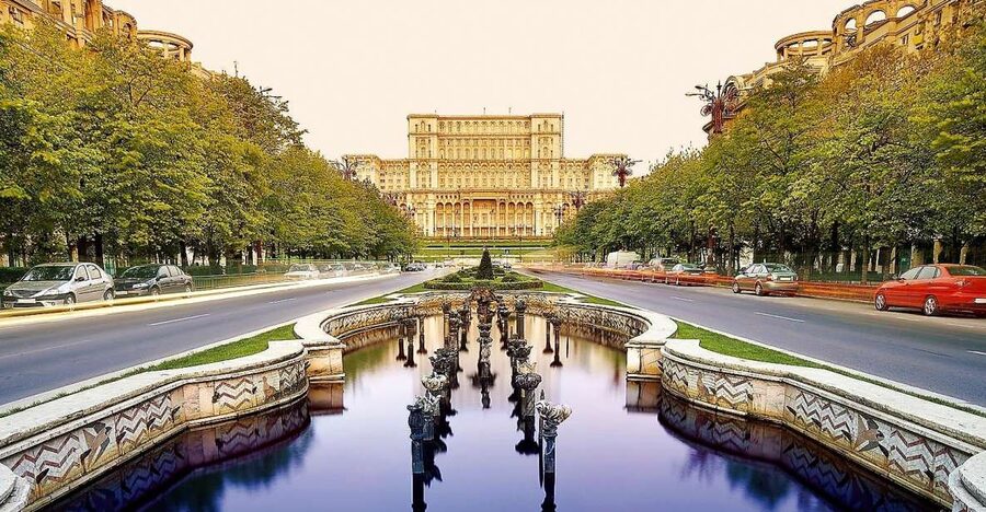 Bucharest: City Highlights Guided Walking Tour - A green pause in Cismigiu Gardens
