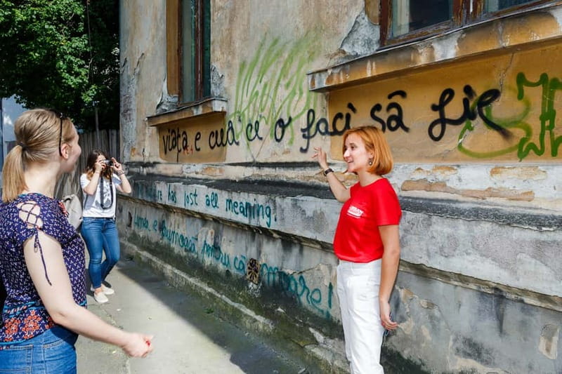 Bucharest: Hidden Markets Walking Tour with Tastings - What the small group changes