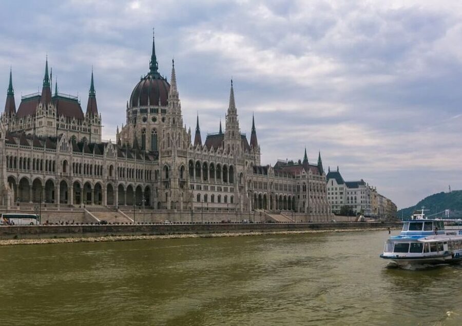 Budapest: 3-hour City Tour with Castle Walk + 1-hour Cruise - What $60 gets you in practical terms