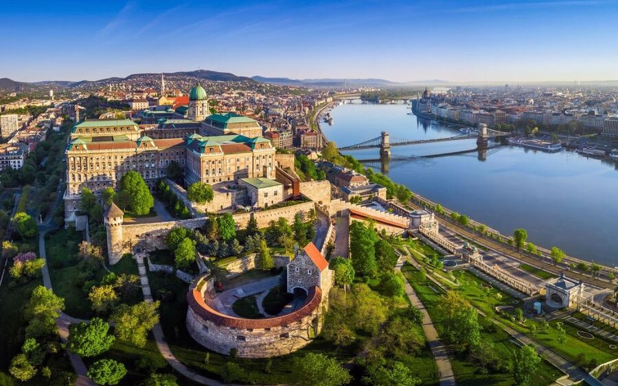 Budapest: 3-hour City Tour with Castle Walk + 1-hour Cruise - Parliament and the first look at Pest
