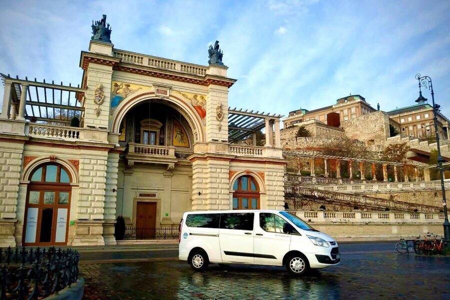 Budapest: 3-Hour Grand City Tour and Castle Walk - Crossing the Danube to Castle Hill