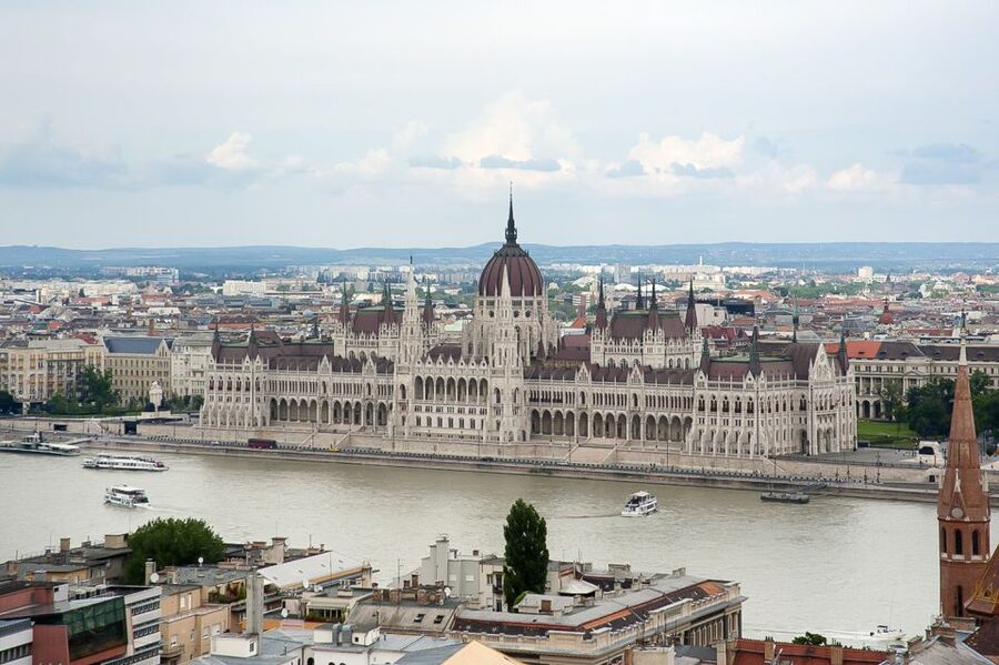Budapest 3-Hour Walking Tour in Italian - Crossing from Pest to the Buda hills