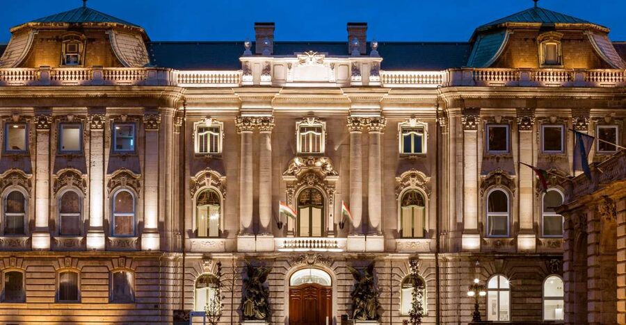 Budapest: Buda Castle Walk with Saint Stephen's Hall - Szent György Square and the layers of the palace district