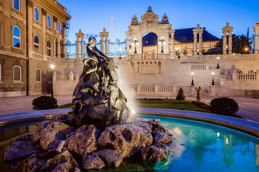 Budapest: Buda Castle Walk with Saint Stephen's Hall - Starting at Savoyai Terrace
