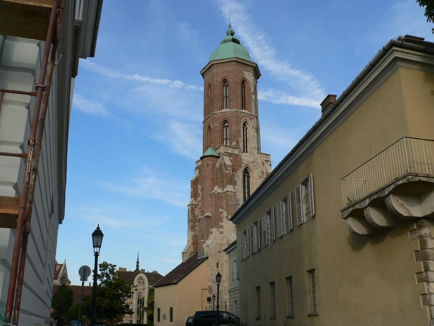 Budapest: Castle District Walking Tour - Guide quality and group size