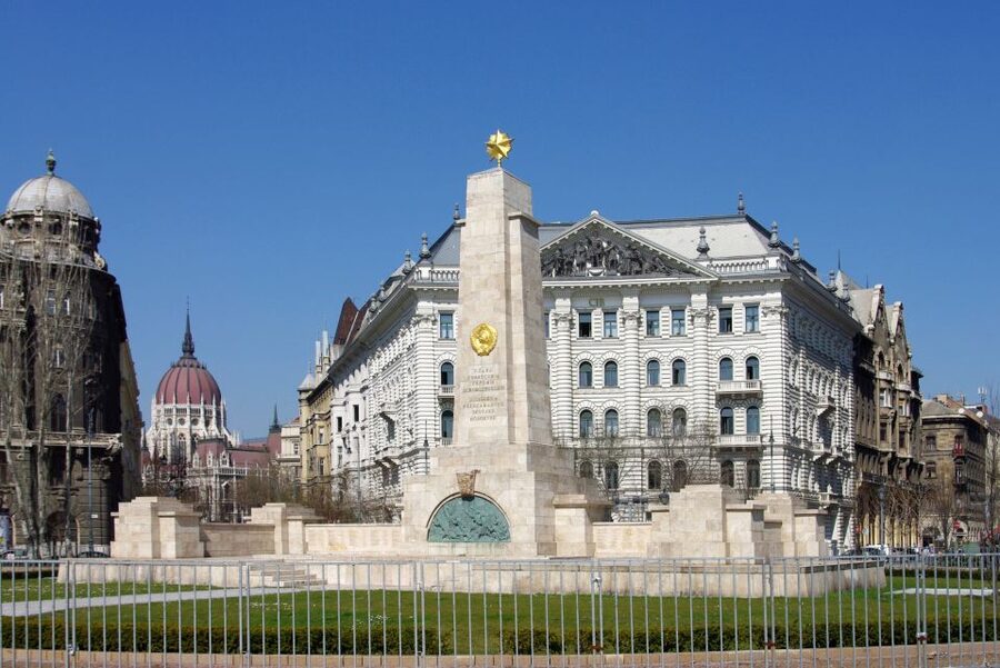 Budapest: Inner City Walking Tour in German - Liberty Square and Budapest’s painful 20th century