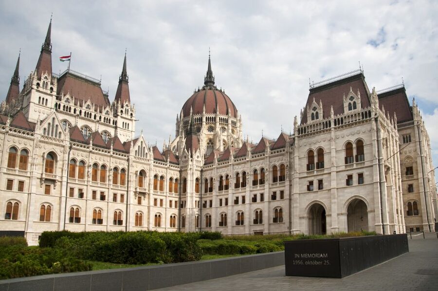 Budapest: Inner City Walking Tour in German - Shoes on the Danube Bank, a quiet optional finish