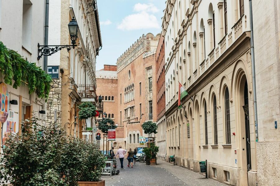 Budapest: Jewish History Guided Walking Tour with Historian - The Three Synagogues of the Jewish Quarter