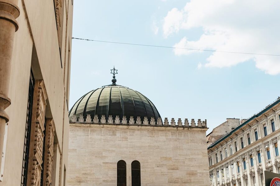 Budapest: Jewish History Guided Walking Tour with Historian - Flódni and a Pause at a Local Cafe
