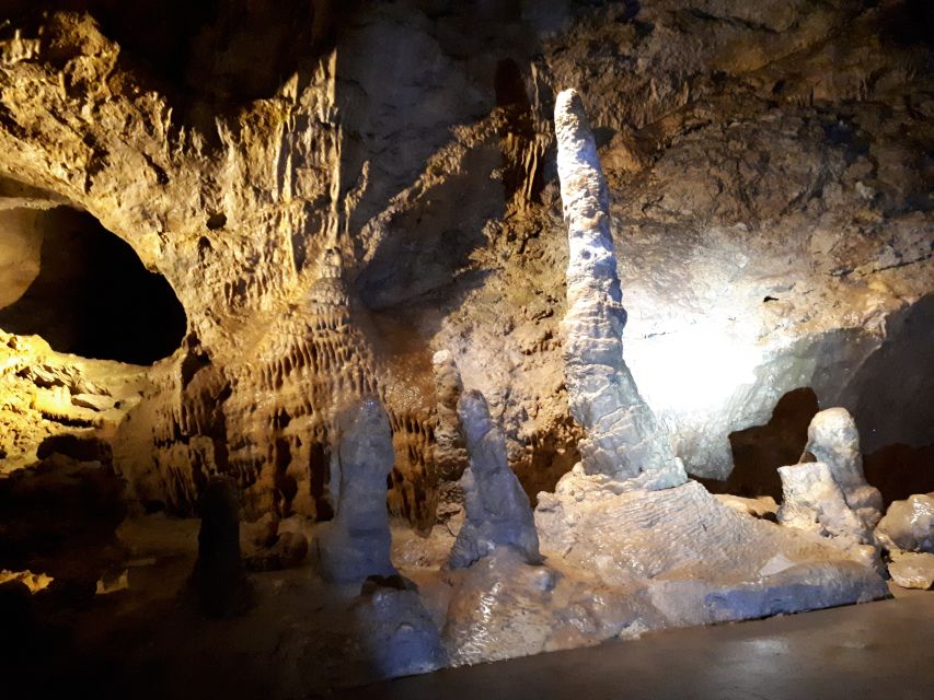 Budapest: Semlő-hegyi & Pál-völgyi Caves Guided Walking Tour - The guides are a major part of the experience
