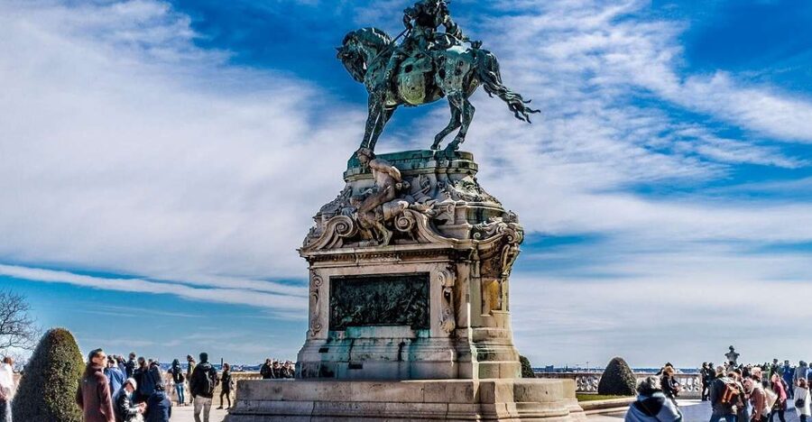 Budapest: Walking Tour in German - Crossing the Danube by public transport
