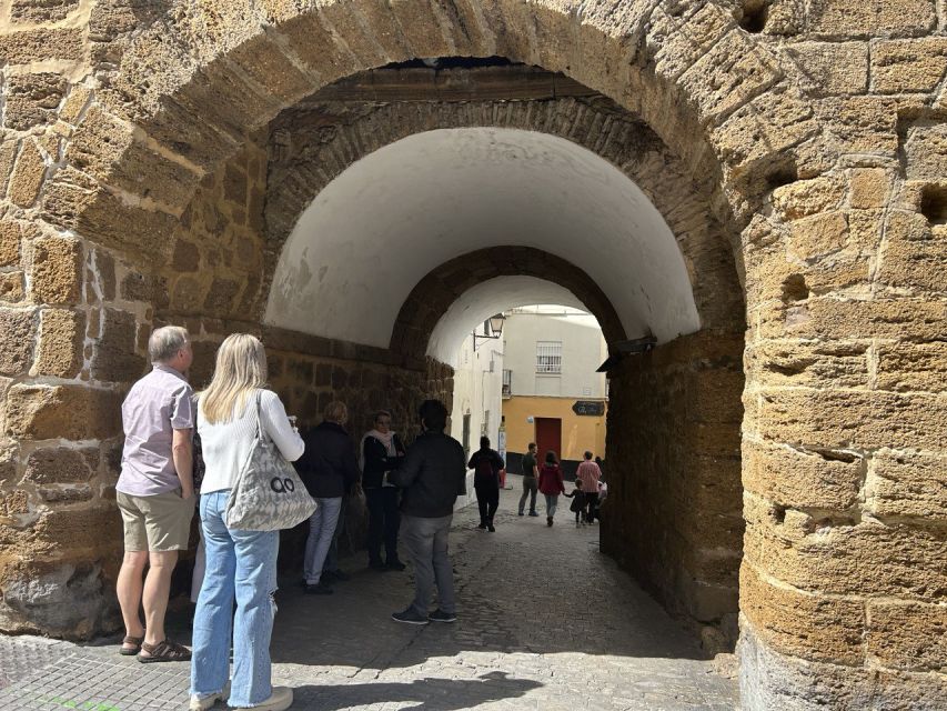 Cadiz: City Center Guided Walking Tour - Entering El Pópulo and the medieval city