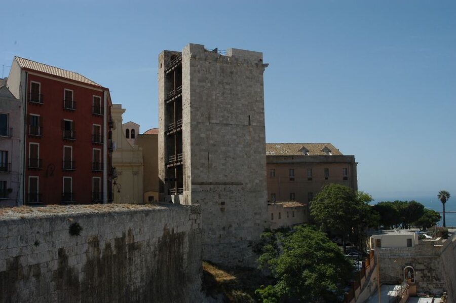 Cagliari: Walking Tour of the Old City - Entering the narrow lanes of Castello