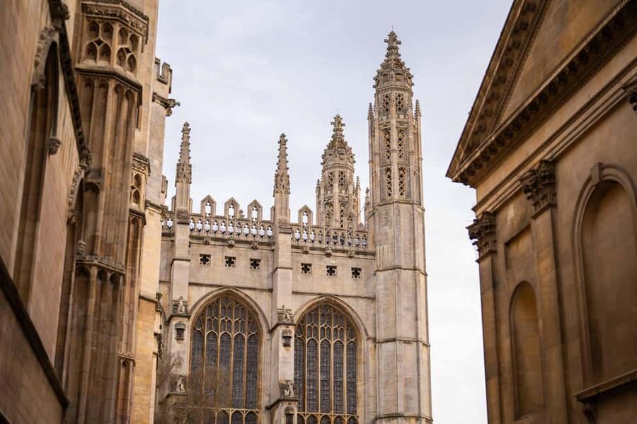Cambridge: Alumni-Led Walking & Punting Tour w/Kings College - Meeting your guide at Kings Parade