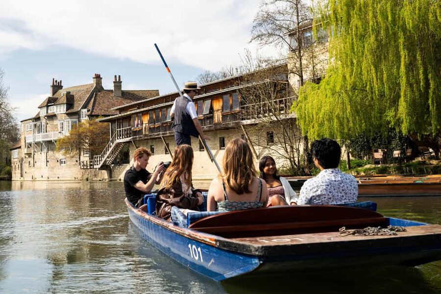 Cambridge: Alumni-Led Walking & Punting Tour w/Kings College - The Cavendish Laboratory and The Eagle pub