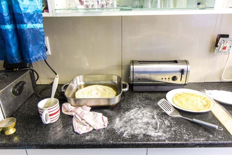 Cape Town: Bo-Kapp Walking Tour and Malay Cooking Class - Inside the spice shop