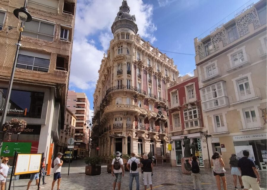 Cartagena: Guided Walking Tour with Tapas and Drinks - Who should book this Cartagena food walk?