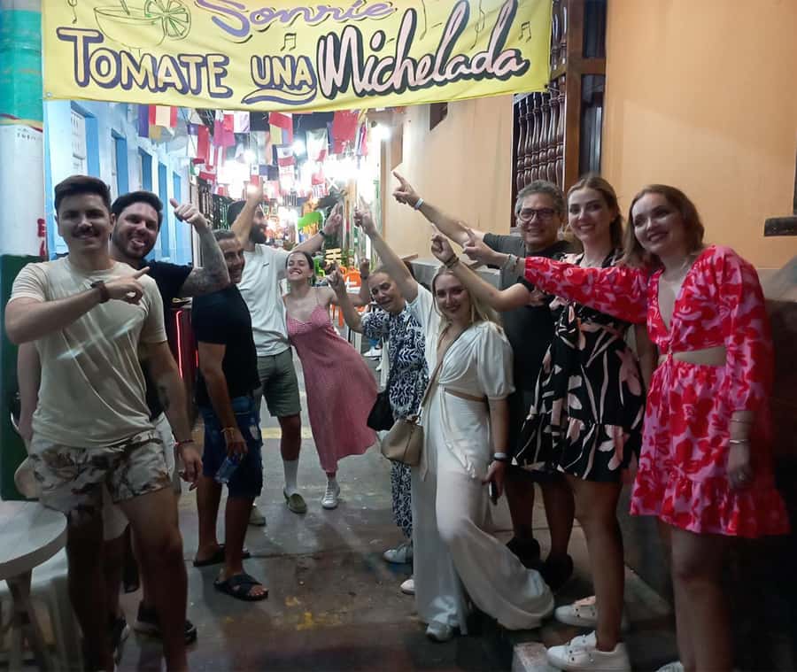 Cartagena: Historic Center and Getsemaní Shared Walking Tour - Plaza Bolívar and a needed pause