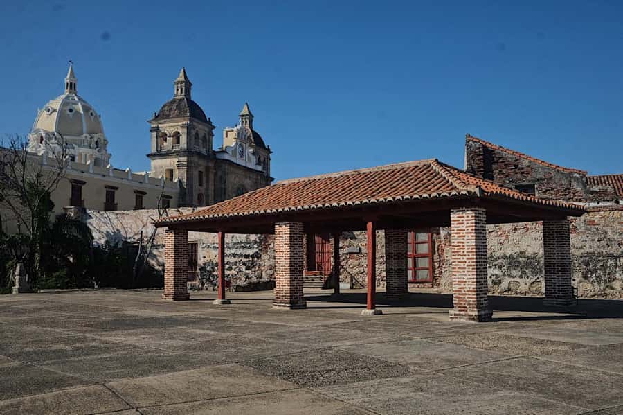 Cartagena: Walled City and Getsemani Shared Walking Tour - Reading Cartagena through its old streets