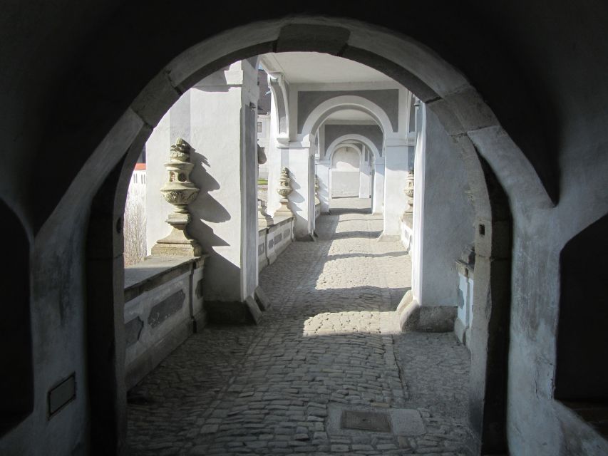 Český Krumlov: 2 Hour Private Walking Tour with Guide - The Bear Moat and Latrán quarter