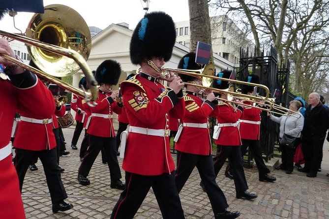 Changing of the Guard Guided Walking Tour in London - Reaching Buckingham Palace without pretending it is the whole show