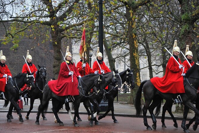 Changing of the Guard Guided Walking Tour in London - What the guides add to the experience