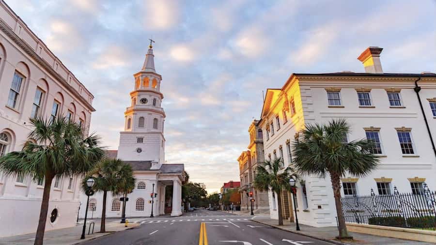 Charleston: History and Architecture Guided Walking Tour - Finishing at the Pineapple Fountain