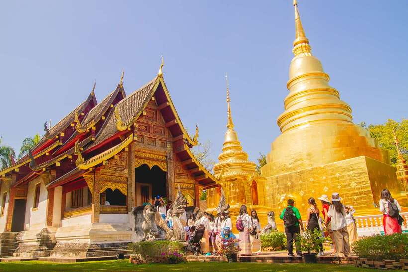 Chiang Mai: 3 Hour Old City and Temples Guided Walking Tour - Wat Phan Tao and the beauty of carved teak