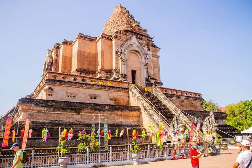 Chiang Mai: 3 Hour Old City and Temples Guided Walking Tour - What the guides add to the experience