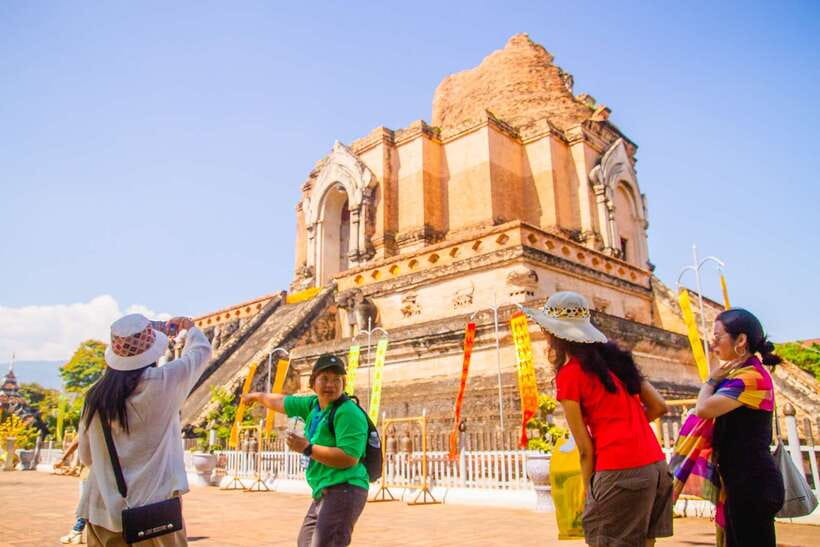 Chiang Mai: 3 Hour Old City and Temples Guided Walking Tour - Walking, heat, shoes, and temple clothing