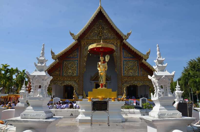 Chiang Mai: Historic Temples and City Guided Walking Tour - Wat Chedi Luang and the tour’s dramatic finish