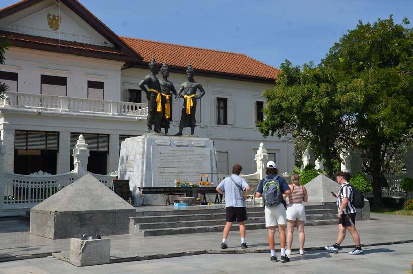 Chiang Mai: Historic Temples and City Guided Walking Tour - What the $21 price really gives you