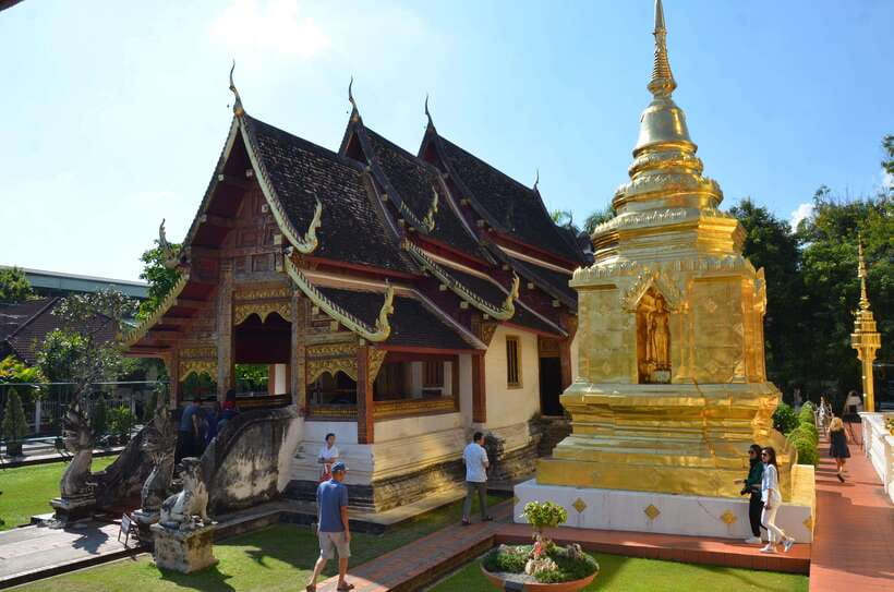 Chiang Mai: Historic Temples and City Guided Walking Tour - Heat, rain, clothing, and the pace of the walk