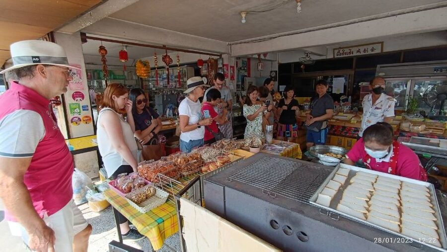 Chiang Mai: Local Food and Markets Guided Walking Tour - Mango sticky rice supplies the sweet course