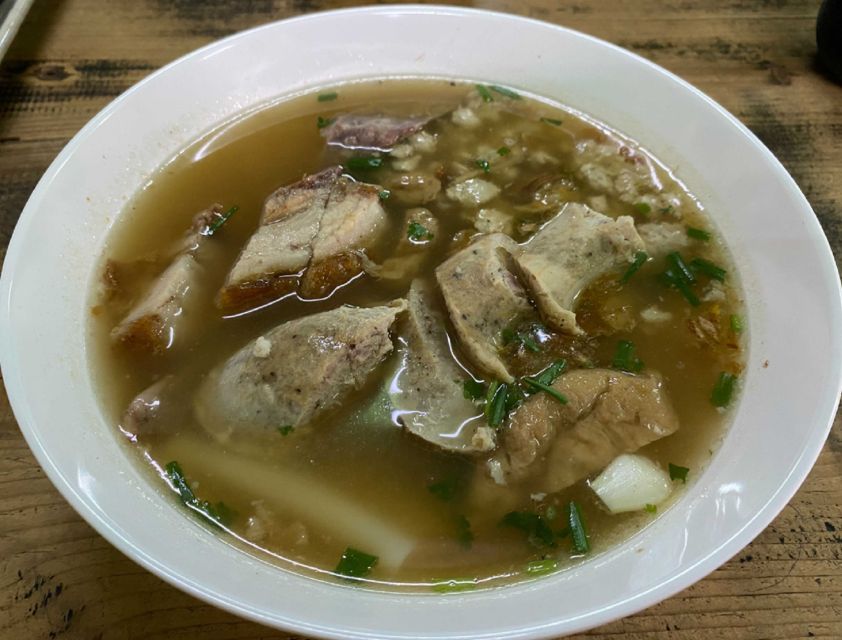 Chiang Mai: Local Food and Markets Guided Walking Tour - The first taste: Khao Kriab Pak Moh at Lung Khajohn Wat Ket