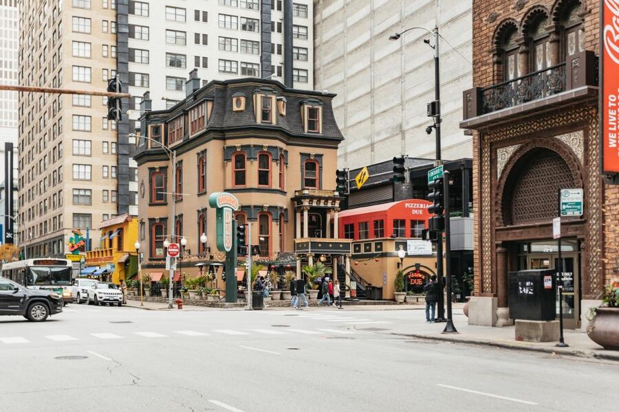 Chicago: Gangsters and Ghosts Guided Walking Tour - The guides make or break the experience