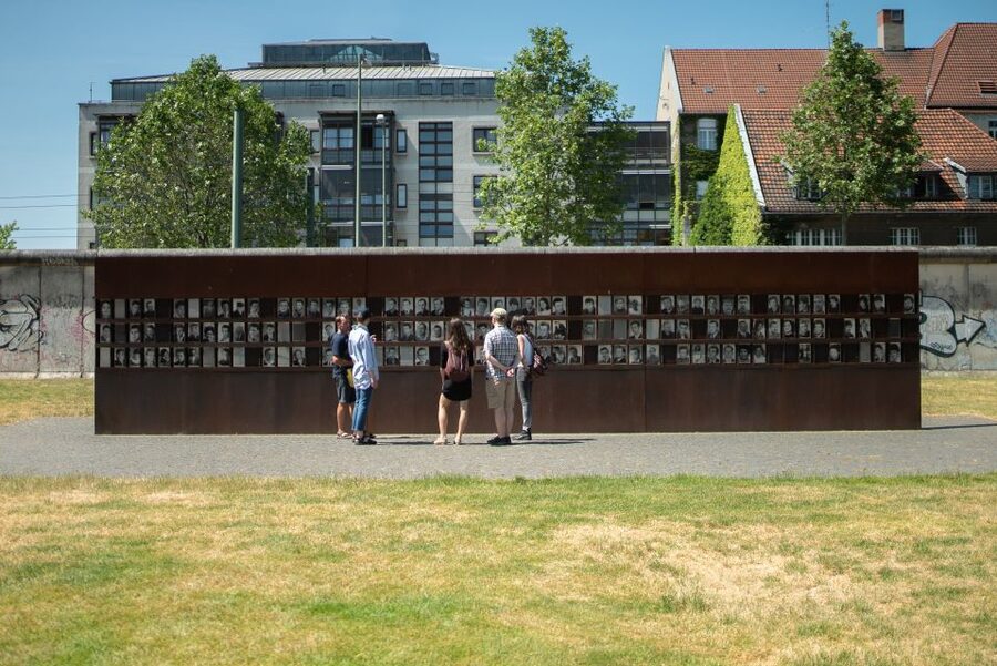 Cold War, Berlin Wall, Spies and the East Side Gallery - How the transport and timing affect your day