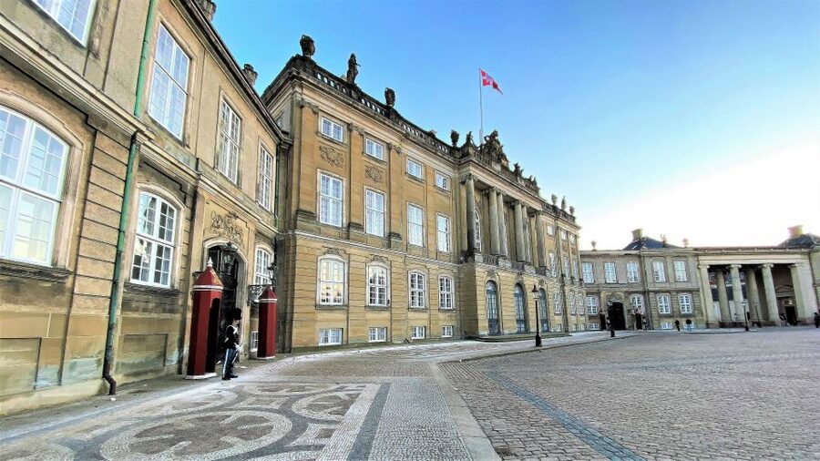 Copenhagen: Guided Walking Tour in French - Holmen Church, King’s New Square, and Nyhavn