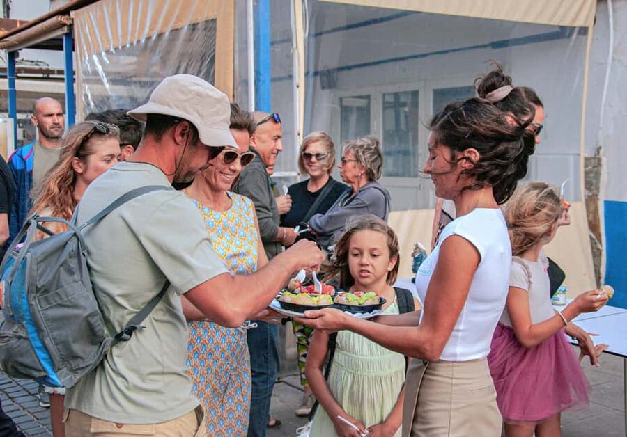 Corralejo: Walking tour with tastings of local products - Walking Avenida Grandes Playas into central Corralejo