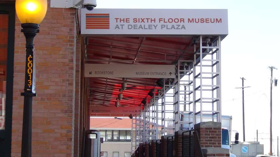 Dallas: JFK Assassination Highlights Walking Tour - Dealey Plaza: seeing the scene in person