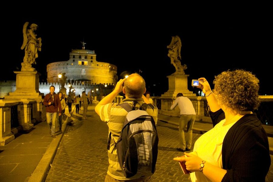 Dark Heart of Rome - Facts, Legend & Mystery Walking Tour - Via Giulia, Piazza Farnese, and the art of atmosphere