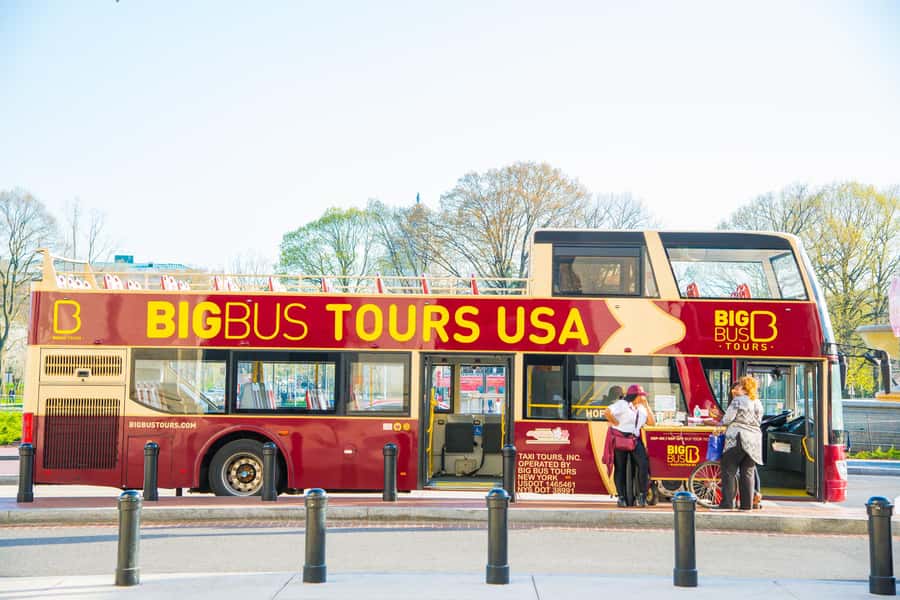 DC: Hop-On Hop-Off with 17 Stops plus Arlington Walking Tour - Audio commentary and the human side of the service