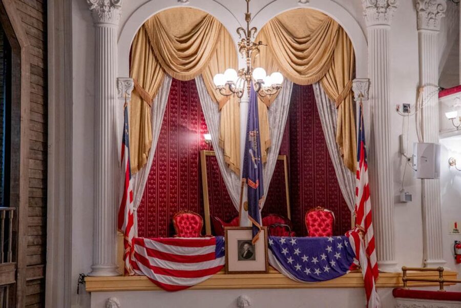DC: Lincoln Assassination Tour with Ford's Theatre Entry - What the guides add to the experience