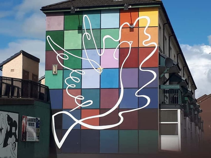 Derry: Bloody Sunday and Bogside Murals Walking Tour - Walking into the Bogside and the civil rights story